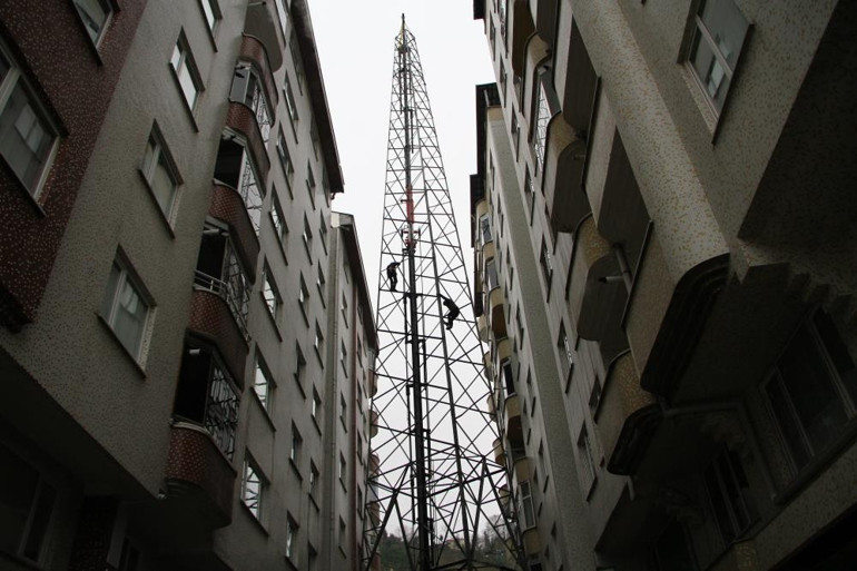 Mahallelinin kâbusu olmuştu İki bina arasındaki elektrik direği kaldırıldı