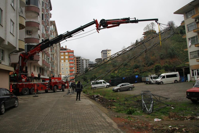 Mahallelinin kâbusu olmuştu İki bina arasındaki elektrik direği kaldırıldı