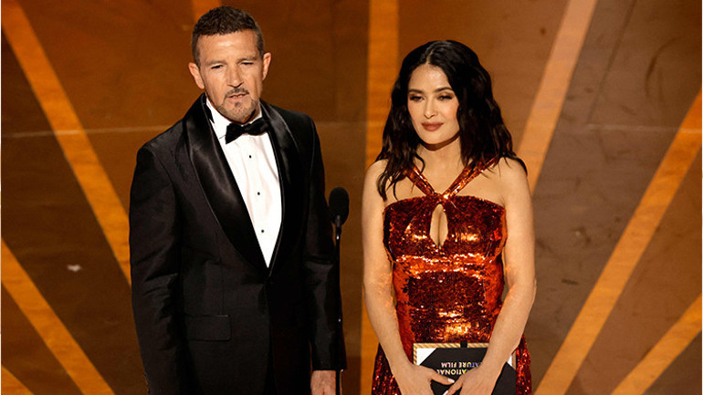 Oscar törenine anne kız damga vurmuşlardı: Salma Hayek gecenin sonunda “Fermuarlar fora” dedi