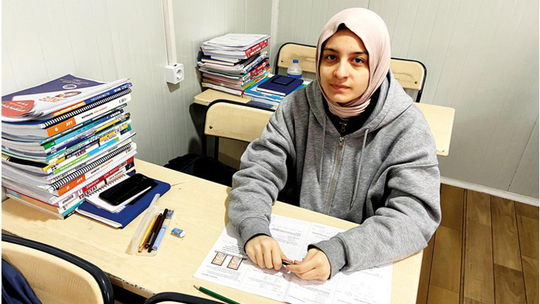 Çadırda sınava hazırlık