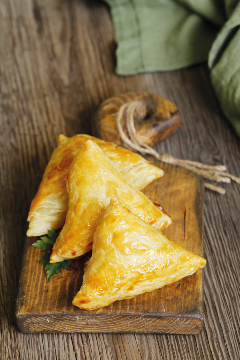 Sıcacık bir çayın veya buz gibi ayranın yanına fırından yeni çıkmış,  tazecik bir börek yakışır