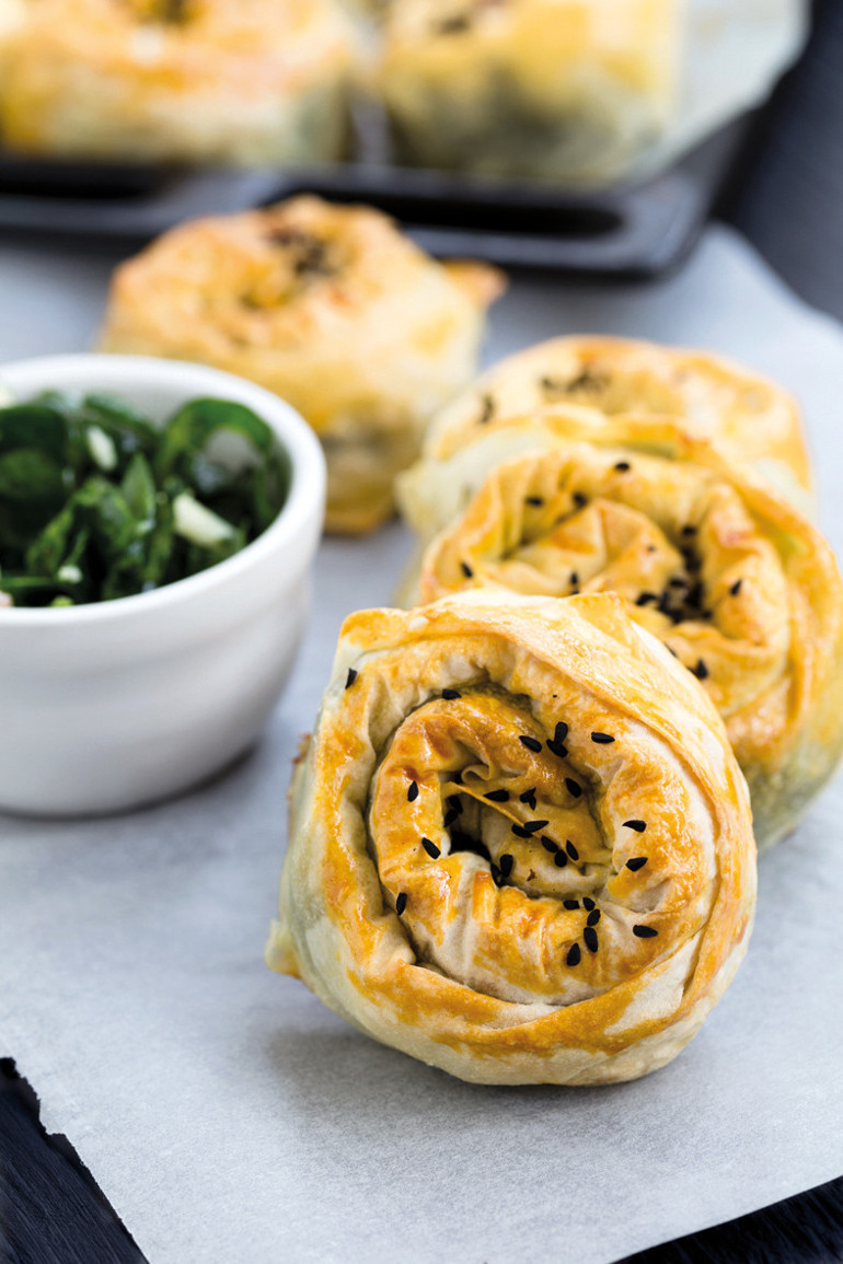 Sıcacık bir çayın veya buz gibi ayranın yanına fırından yeni çıkmış,  tazecik bir börek yakışır