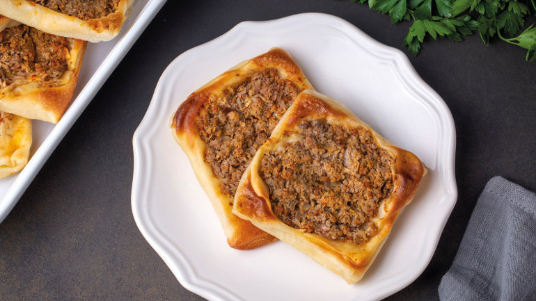 Sıcacık bir çayın veya buz gibi ayranın yanına fırından yeni çıkmış,  tazecik bir börek yakışır