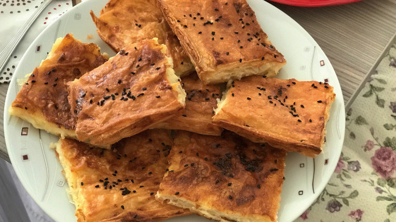 Sıcacık bir çayın veya buz gibi ayranın yanına fırından yeni çıkmış,  tazecik bir börek yakışır