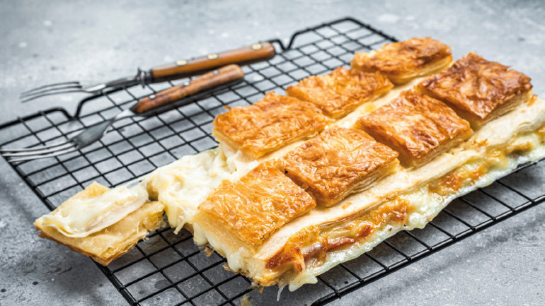 Sıcacık bir çayın veya buz gibi ayranın yanına fırından yeni çıkmış,  tazecik bir börek yakışır