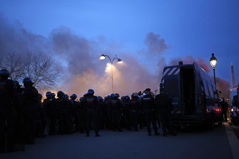 Hükümet meclisi baypas kararı aldı, ortalık karıştı Fransa demokratik bir çöküşün eşiğinde