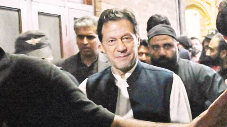 Pakistan karıştı Imran Khan mahkeme salonuna giremedi
