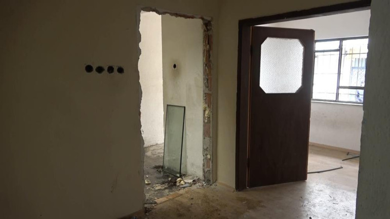 Depremzede aileye verilecek olan evi yağmaladılar