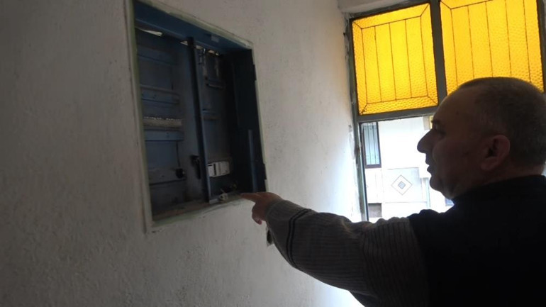 Depremzede aileye verilecek olan evi yağmaladılar