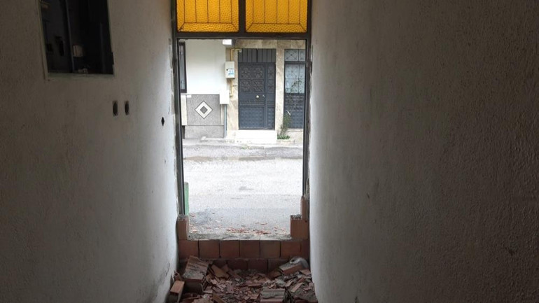 Depremzede aileye verilecek olan evi yağmaladılar