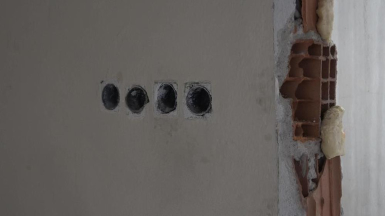 Depremzede aileye verilecek olan evi yağmaladılar