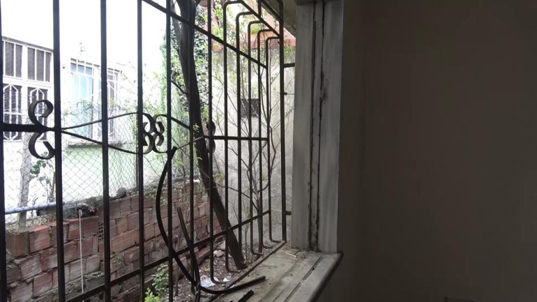 Depremzede aileye verilecek olan evi yağmaladılar