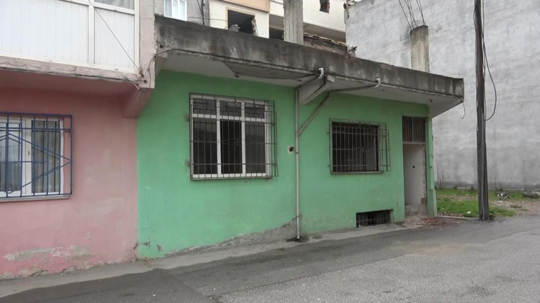 Depremzede aileye verilecek olan evi yağmaladılar