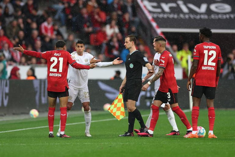 Bayer Leverkusen - Bayern Münih maçında ilginç anlar Hakem Tobias Stieler ve Amine Adli arasında yaşananlar olay oldu... İki kez kartını iptal etti ve gülüştüler...