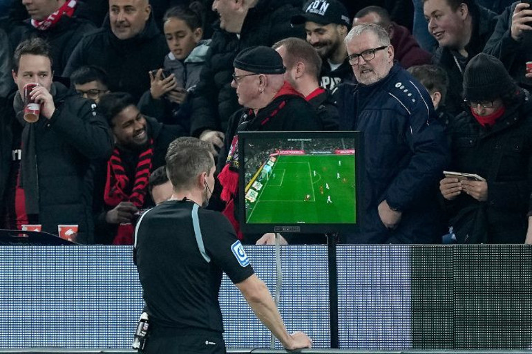 Bayer Leverkusen - Bayern Münih maçında ilginç anlar Hakem Tobias Stieler ve Amine Adli arasında yaşananlar olay oldu... İki kez kartını iptal etti ve gülüştüler...