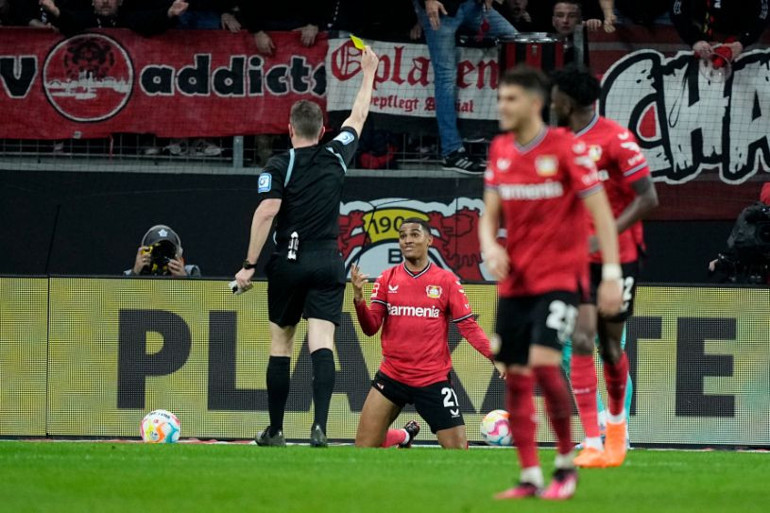 Bayer Leverkusen - Bayern Münih maçında ilginç anlar Hakem Tobias Stieler ve Amine Adli arasında yaşananlar olay oldu... İki kez kartını iptal etti ve gülüştüler...