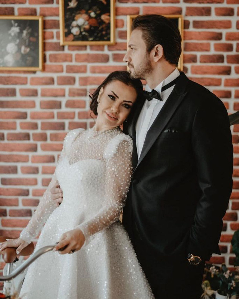 Şarkıcı Lara ve Mehdi Karimiden görkemli düğün