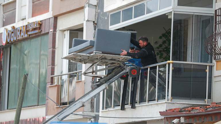 Depremin 46. günü: Hasarlı binalarda ölümle köşe kapmaca