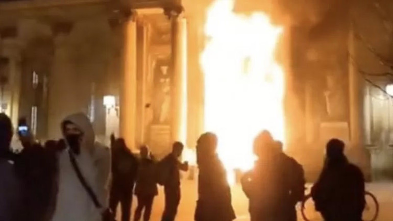 Fransada emeklilik yaşı protestoları 9. gününde: Bordeaux Belediyesi ateşe verildi