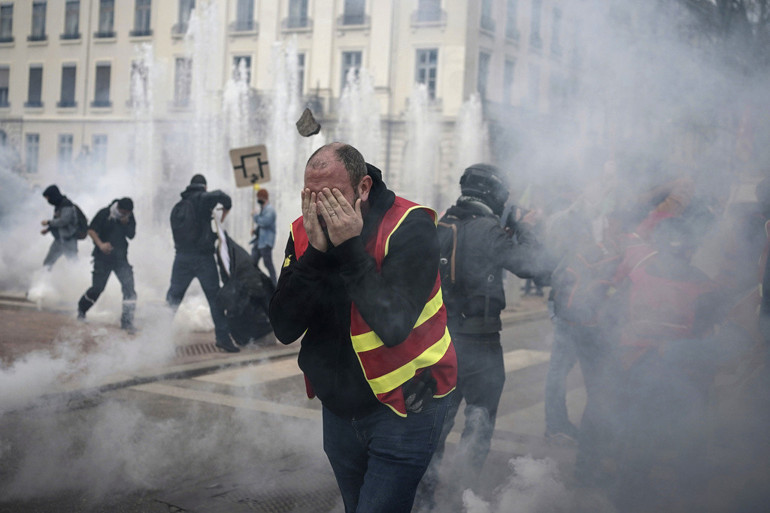 Fransada emeklilik yaşı protestoları 9. gününde: Bordeaux Belediyesi ateşe verildi