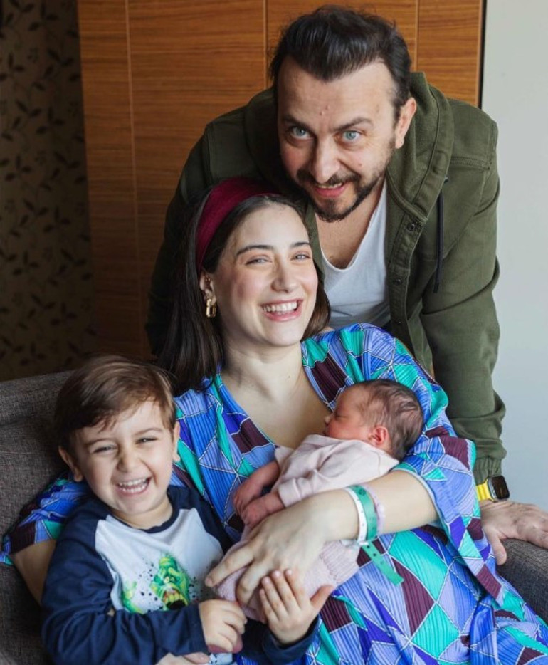 Hazal Kayadan aile pozu: 40 gün nasıl geçti bilmiyorum