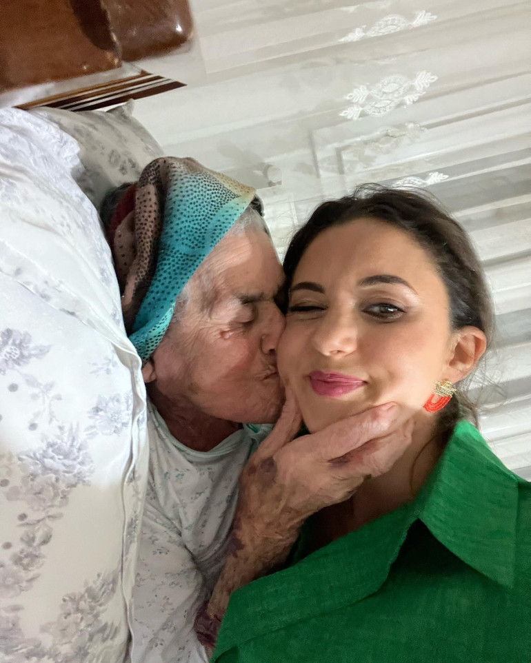 Enkazdan kurtarılmıştı... Şarkıcı Karsu Dönmezin acı günü...
