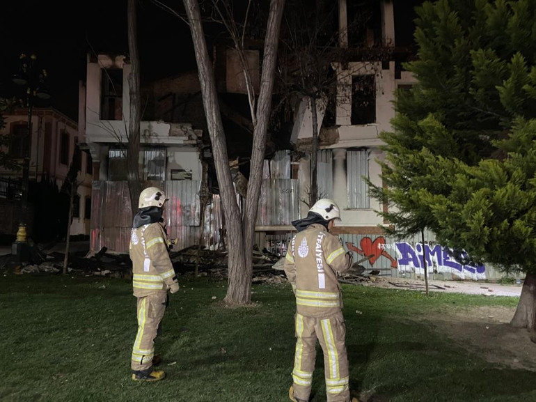 Fatih’te yanan tarihi metruk bina kısmen çöktü