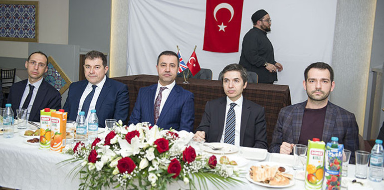 Londra’da depremzedeler yararına iftar