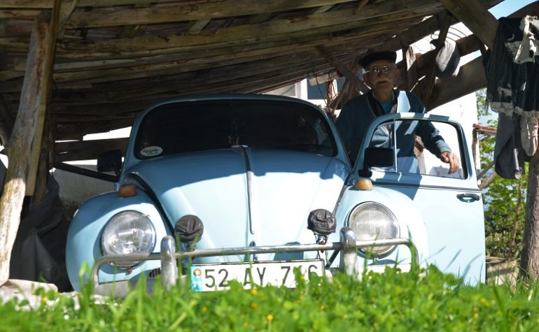 87 yaşındaki Altan dede, 1962 model vosvosuna gözü gibi bakıyor