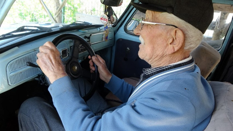 87 yaşındaki Altan dede, 1962 model vosvosuna gözü gibi bakıyor