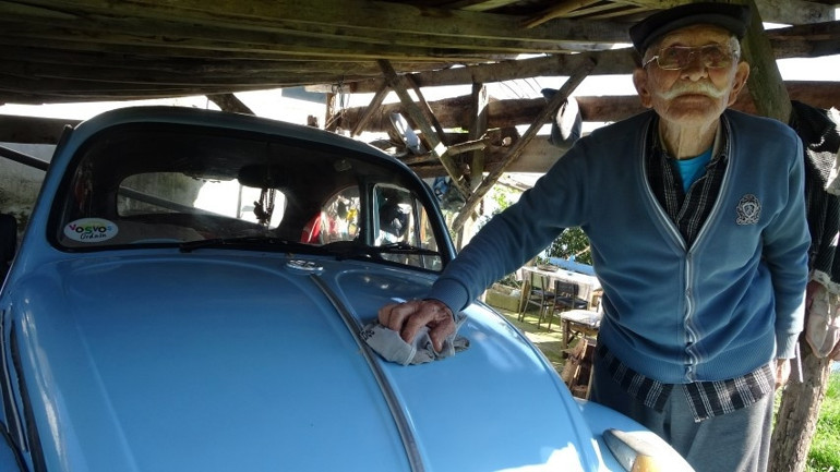 87 yaşındaki Altan dede, 1962 model vosvosuna gözü gibi bakıyor