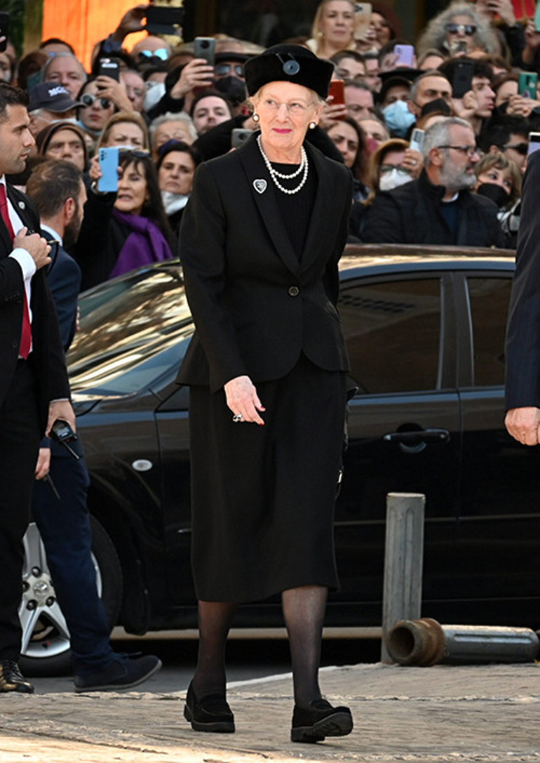 Daha hayattayken tahtına oturdu: Bir süreliğine kraliçe