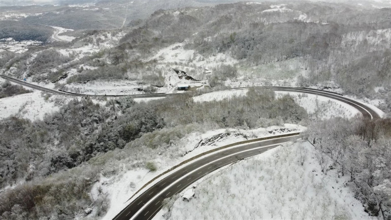 Bartında kar manzarası dronla görüntülendi