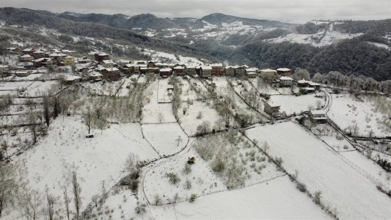 Bartında kar manzarası dronla görüntülendi