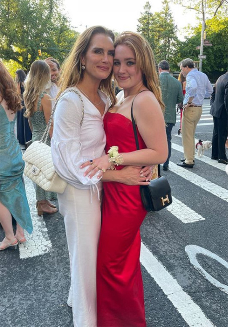 Ünlü oyuncu, emekli olunca yerini kızına bırakacak: Yüzünde annesinin güzelliğinden izler var