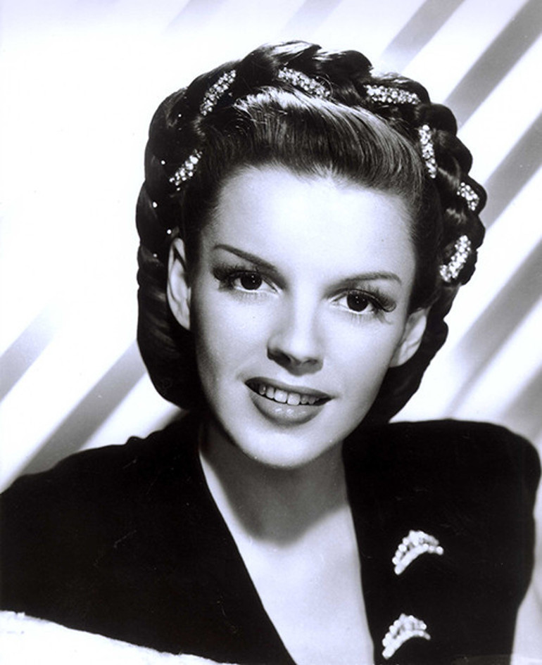 Oyuncu olmaya annesi zorlamış: Çıplak sahnede oynamam gerekse onu bile kabul ederdi