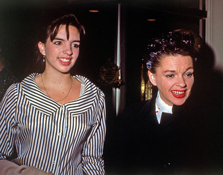 Oyuncu olmaya annesi zorlamış: Çıplak sahnede oynamam gerekse onu bile kabul ederdi