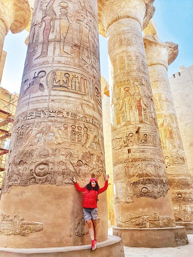 Mısırda sırt çantalı iki kadın turist