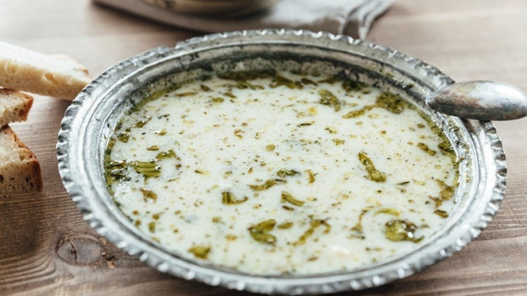 Rüzgar Sünbül ile Ramazan menüsü 12. gün : Yayla çorbası, patates püreli et, haşhaşlı revani tatlısı...