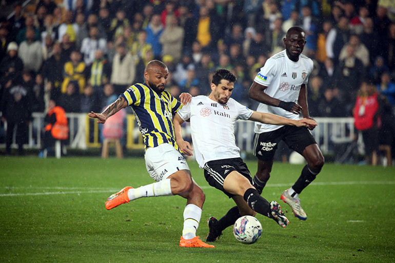 Fenerbahçeyi Jorge Jesusun diziliş ısrarı mı yaktı Brezilya iddiaları sonrası karar Gelecek sezon...