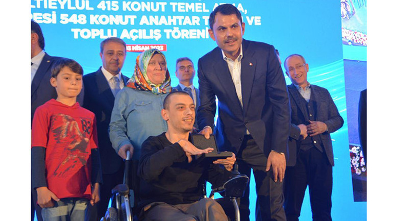 Bakan Kurum, Balıkesirde anahtar teslim ve yeni konutların temel atma törenine katıldı