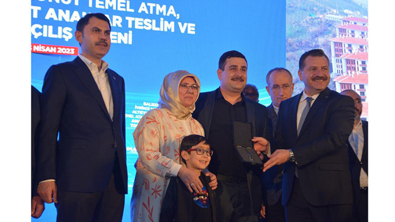 Bakan Kurum, Balıkesirde anahtar teslim ve yeni konutların temel atma törenine katıldı