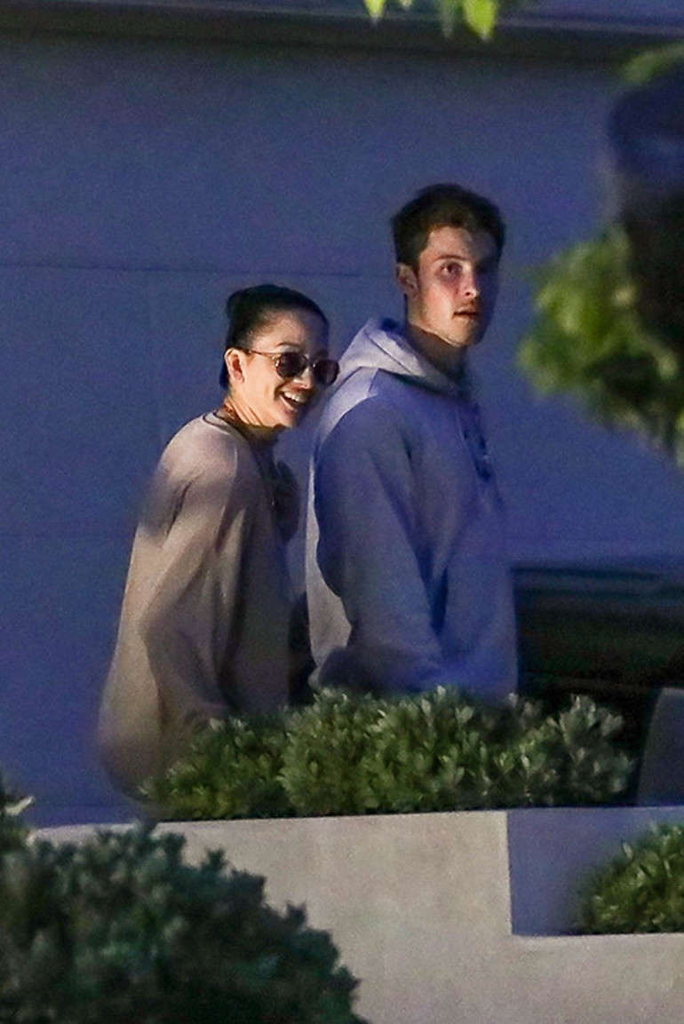 Genç şarkıcı bu iddiayla gündemde: Yeni sevgilisi, annesinden sadece iki yaş küçük