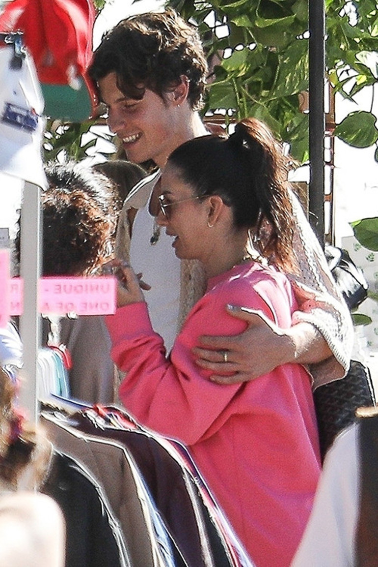 Genç şarkıcı bu iddiayla gündemde: Yeni sevgilisi, annesinden sadece iki yaş küçük