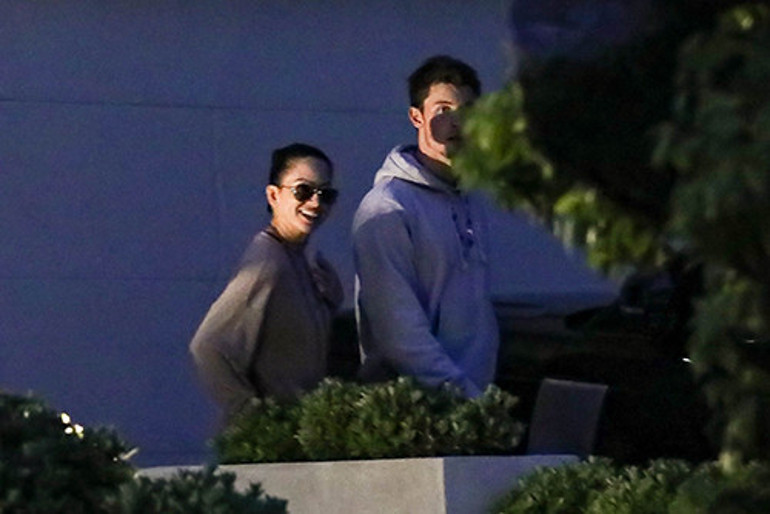 Genç şarkıcı bu iddiayla gündemde: Yeni sevgilisi, annesinden sadece iki yaş küçük