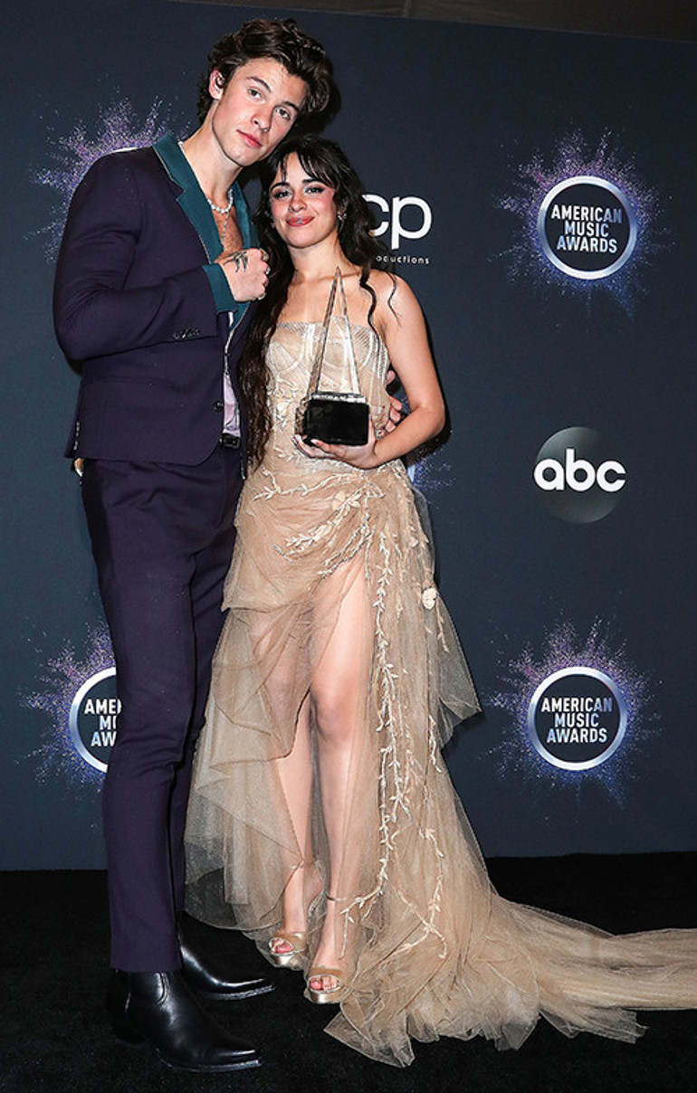 Genç şarkıcı bu iddiayla gündemde: Yeni sevgilisi, annesinden sadece iki yaş küçük