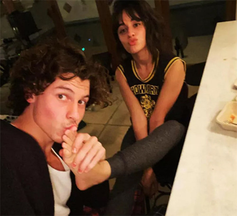 Genç şarkıcı bu iddiayla gündemde: Yeni sevgilisi, annesinden sadece iki yaş küçük