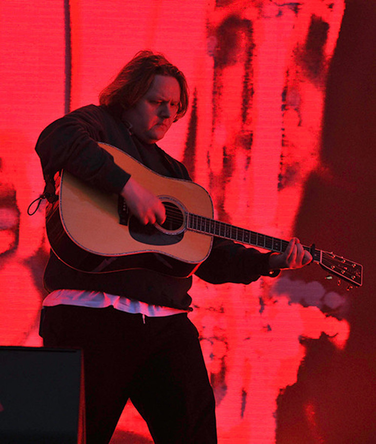 Ağzı açıktı ama şarkısını söyleyemiyordu...Kafasıyla tuhaf hareketler yapmaya başladı: Bu hastalık yüzünden müziği bırakabilirim