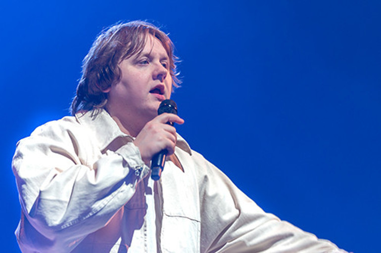 Ağzı açıktı ama şarkısını söyleyemiyordu...Kafasıyla tuhaf hareketler yapmaya başladı: Bu hastalık yüzünden müziği bırakabilirim