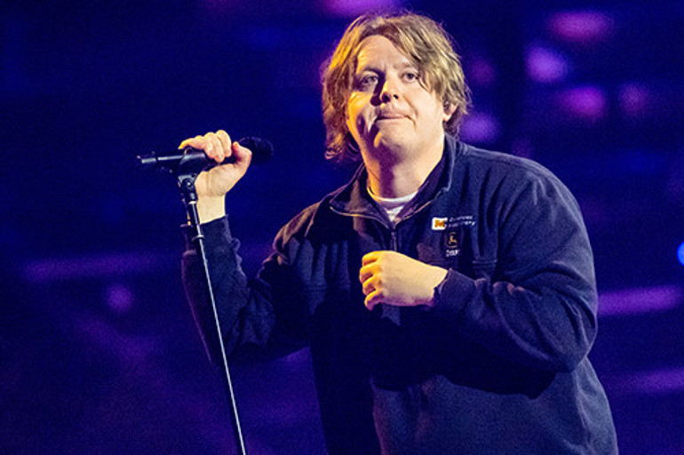 Ağzı açıktı ama şarkısını söyleyemiyordu...Kafasıyla tuhaf hareketler yapmaya başladı: Bu hastalık yüzünden müziği bırakabilirim